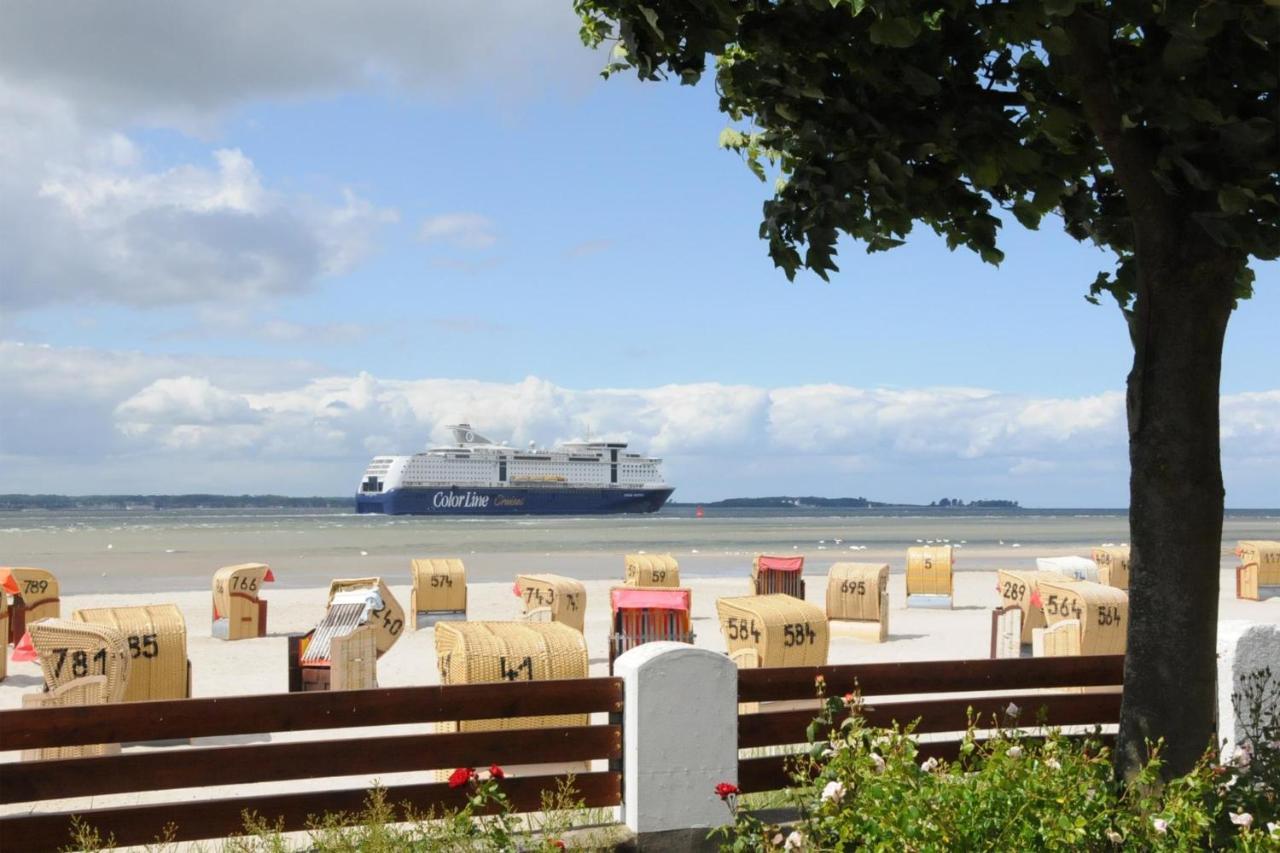 Strandhotel 18 Laboe Exterior foto